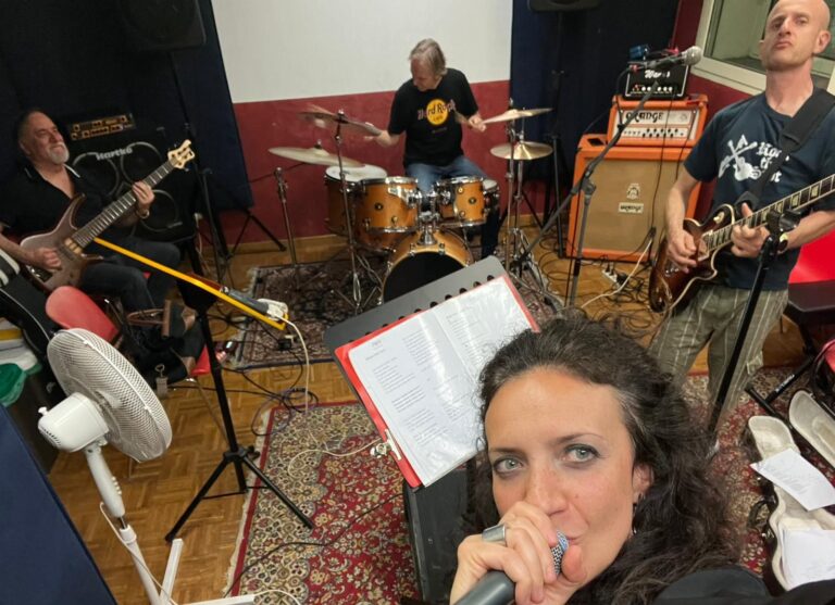 The Snails sbancano alla Festa delle Fragole di S. Mauro Torinese: Rock & Blues,  con chitarra, basso, batteria e voce.