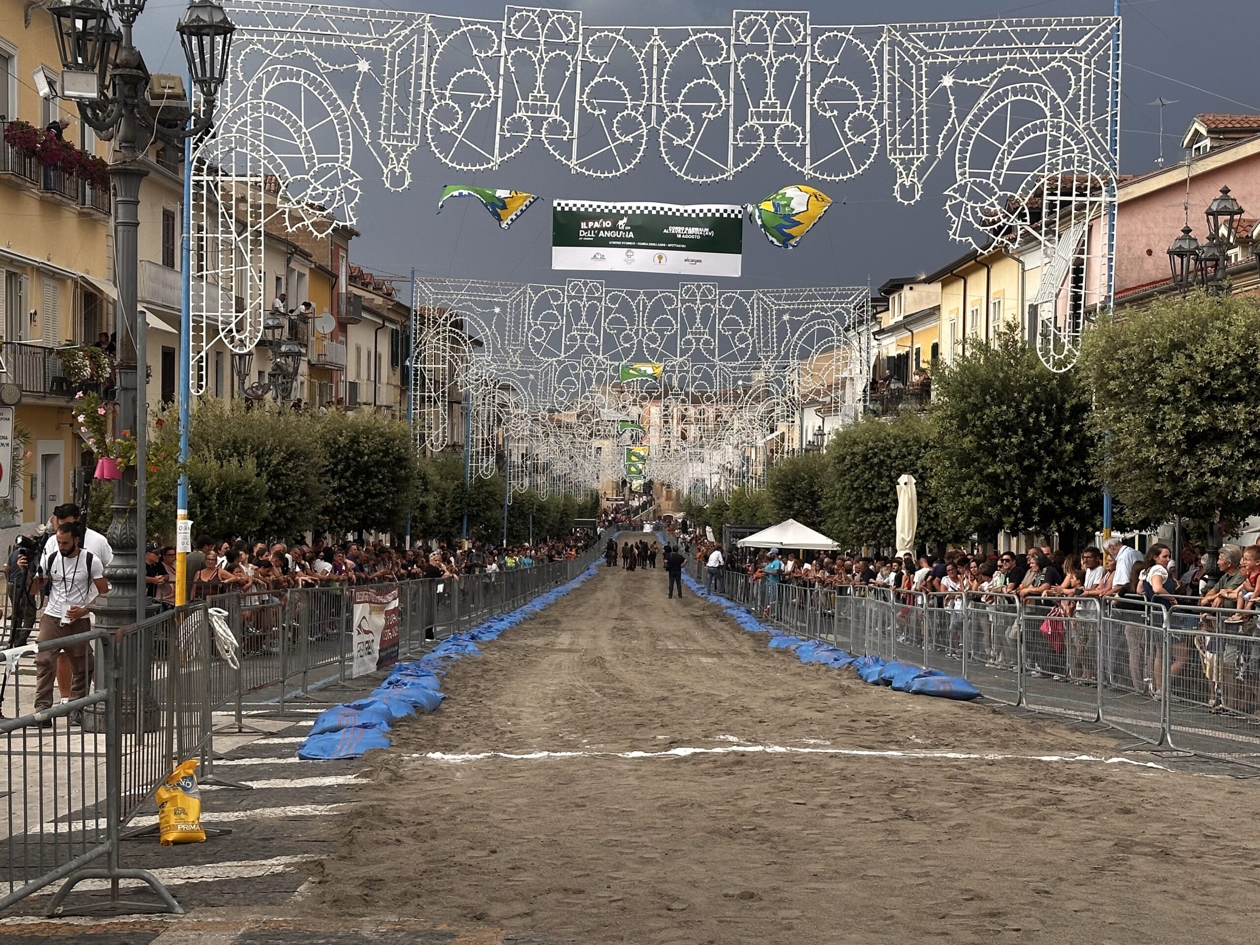 Veduta di Corso Giuseppe Garibaldi gremito di pubblico ad Altavilla Irpina per il 45° Palio dell'Anguria
